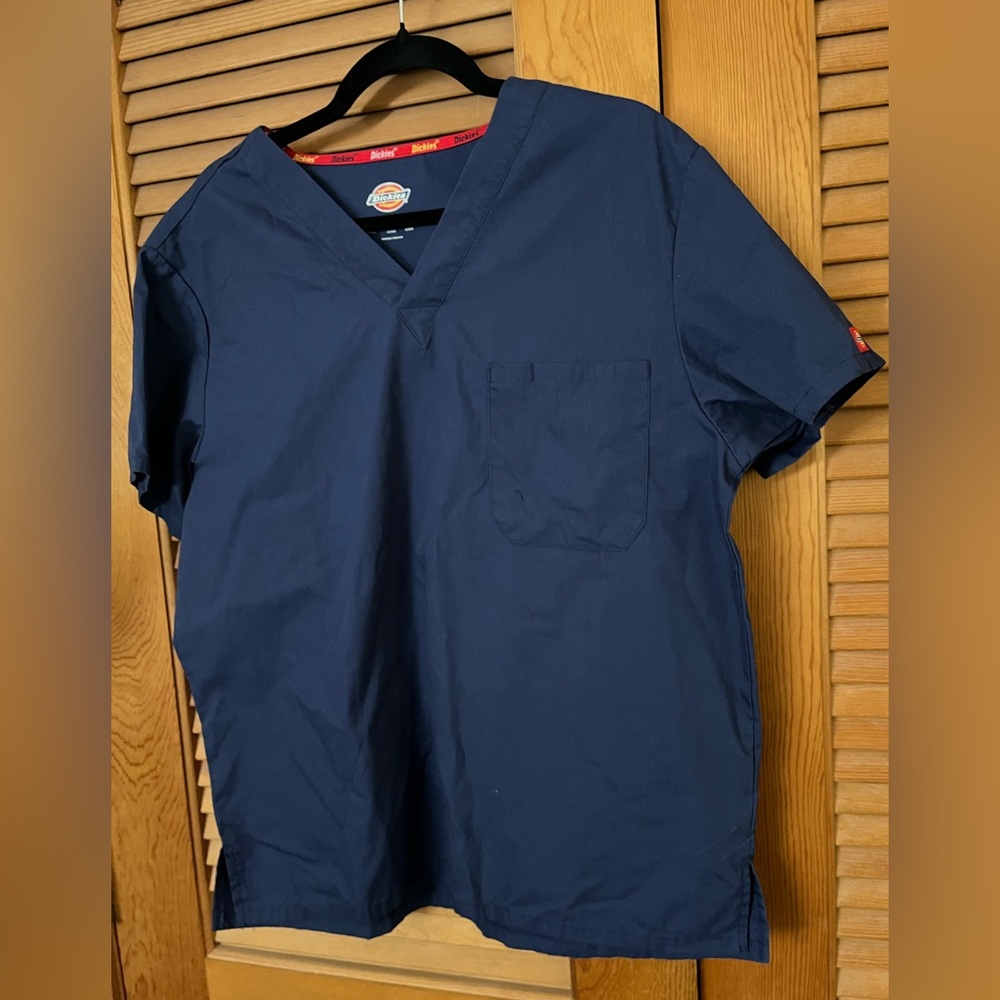 Dickies men scrub top in blue size medium